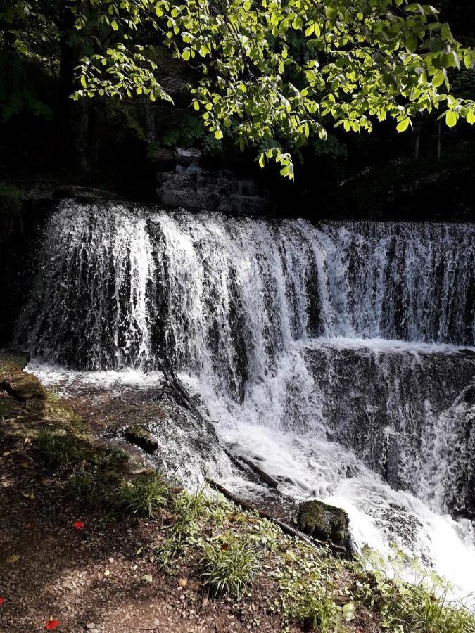 Gite 3 étoiles entre sources et rivière Besançon Vaire-le-Grand Esterno foto