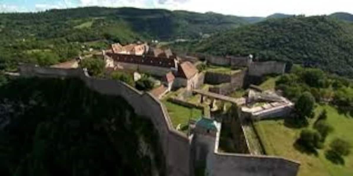 Gite 3 étoiles entre sources et rivière Besançon Vaire-le-Grand Esterno foto