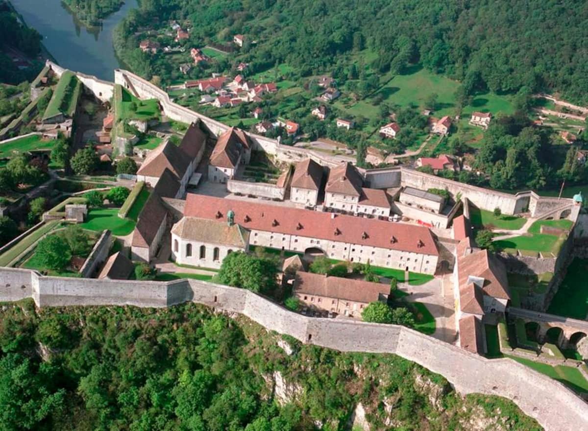 Gite 3 étoiles entre sources et rivière Besançon Vaire-le-Grand Esterno foto