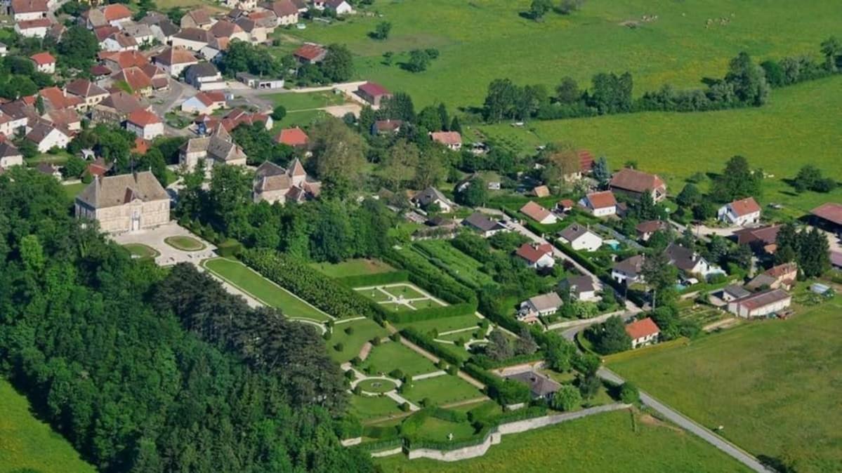 Gite 3 étoiles entre sources et rivière Besançon Vaire-le-Grand Esterno foto