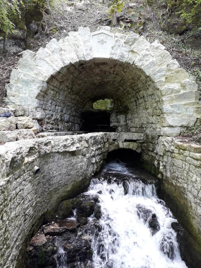 Gite 3 étoiles entre sources et rivière Besançon Vaire-le-Grand Esterno foto