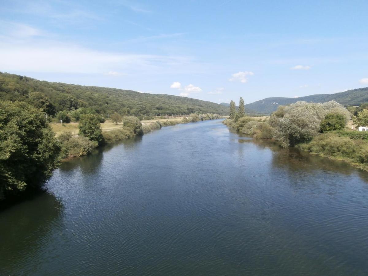 Gite 3 étoiles entre sources et rivière Besançon Vaire-le-Grand Esterno foto